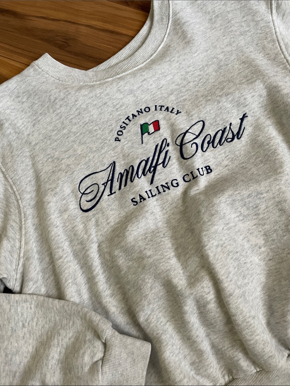 Hollister women’s Amalfi Coast Sailing Club Crewneck Sweatshirt - Light Gray s - Picture 2 of 4